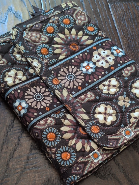 Vera Bradley Handbags - VERA BRADLEY I Quilted Canyon Floral Medallion Print Jewelry Travel Book Folio